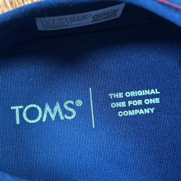 Toms brand red and blue plaid fabric sneakers. Women’s Size 9.  Great condition - Picture 7 of 11